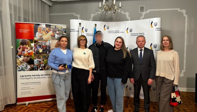 У Варшаві з мамою зустрівся 16-річний українець, якого повернули з окупації