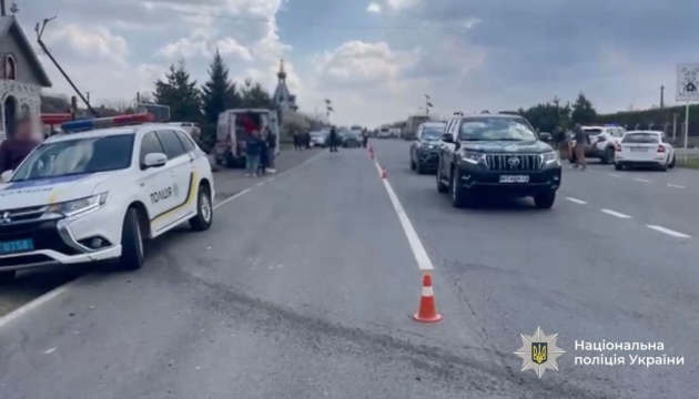 На Прикарпатті автомобіль зіштовхнувся з маршруткою, є загиблий і 15 постраждалих