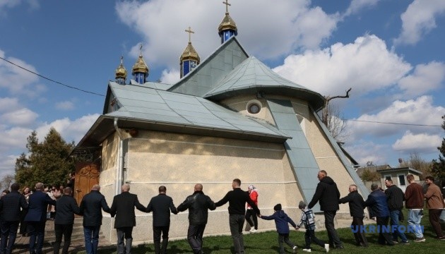 «Сербен» біля храму