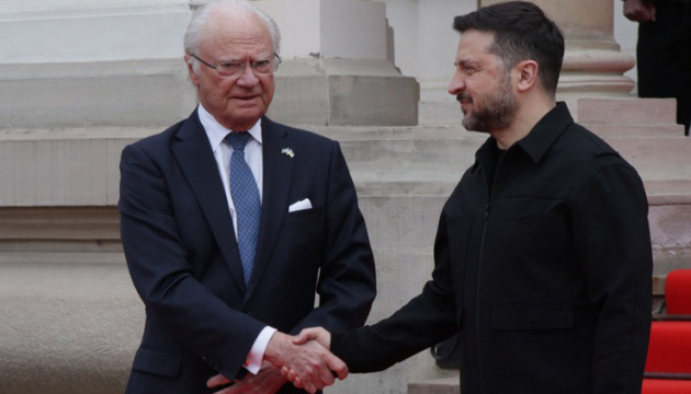 Le roi de Suède Charles XVI est arrivé en Ukraine pour une visite