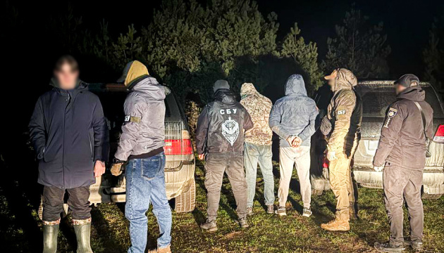 На Рівненщині викрили канал незаконного переправлення чоловіків через кордон