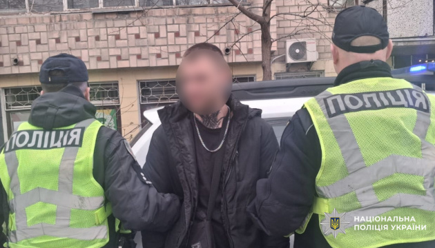 У Чернігові поліцейські затримали чоловіка, який стріляв зі стартового пістолета