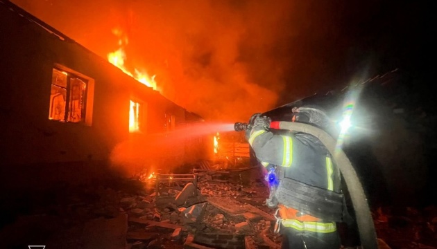 Ворожі дрони атакували будинок у Великому Бурлуці на Харківщині - троє постраждалих