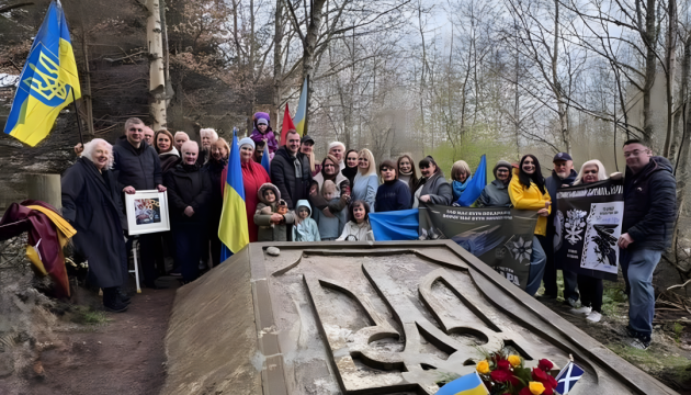 У Шотландії українці вшанували пам’ять воїнів ОУН-УПА біля історичного «Тризуба»