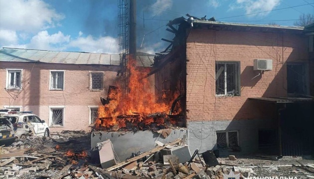 У Прилуках через атаку РФ постраждала людина, у будівлі поліції - пожежа