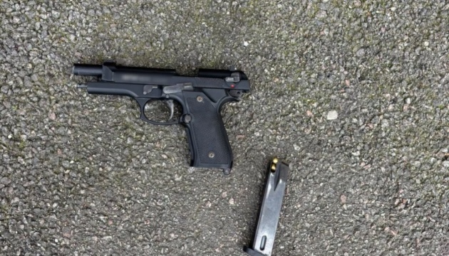 У Києві затримали чоловіка, який ходив вулицею з пістолетом