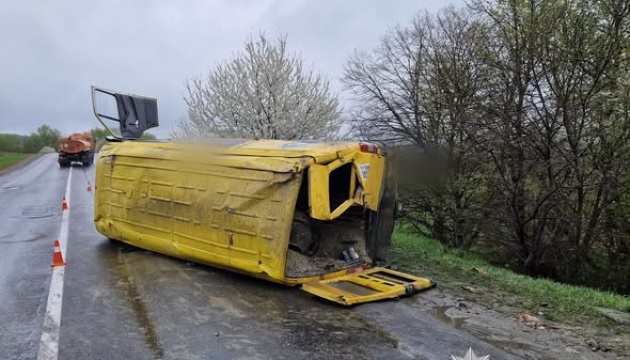 На Прикарпатті перекинувся мікроавтобус із пасажирами, є постраждалі