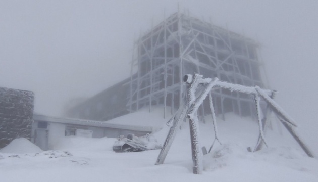 На горі Піп Іван у Карпатах 8 градусів морозу і сніг