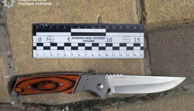 У Києві затримали чоловіка з ножем, який провокував перехожих на конфлікт