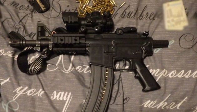 У Києві чоловік ходив по житловому комплексу з автоматом - його затримали, у квартирі знайшли зброю