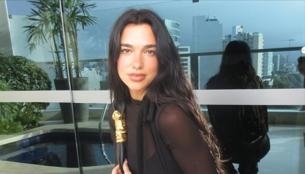 Dua Lipa ayuda a comprar un vehículo para el Primer Batallón Médico Independiente