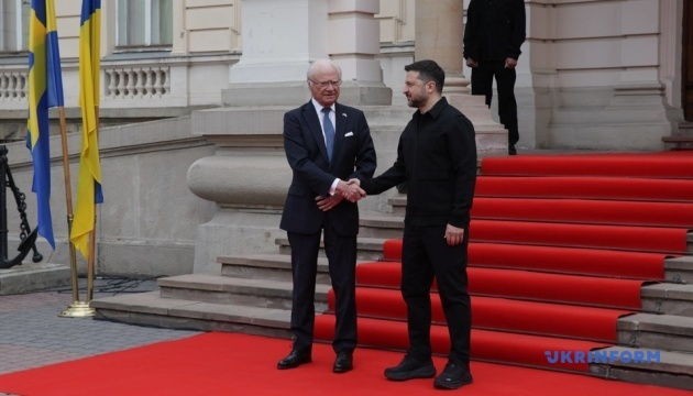 Росіяни обрізали відео візиту шведського монарха до України, щоб запустити черговий фейк