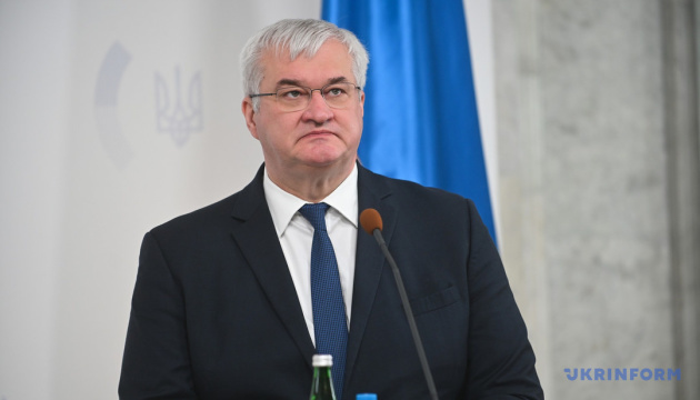 Le chef de la diplomatie ukrainienne affirme que Zelensky est prêt à rencontrer Poutine dans tout pays sauf en Russie et au Bélarus