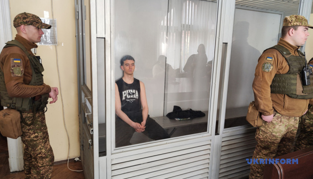 Обвинувачений в убивстві Фаріон намагався зобразити самогубство у залі суду