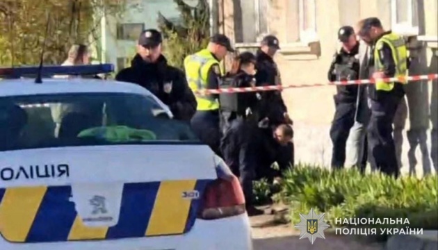 У Тернополі чоловік ходив по вулиці з макетом автомата