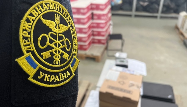 Продукти, автівки і валюта: митники з початку року