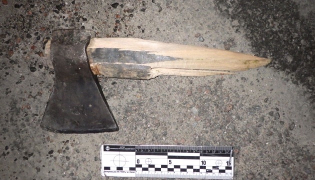 У Києві затримали чоловіка, який розмахував сокирою і намагався забрати скутер у підлітка