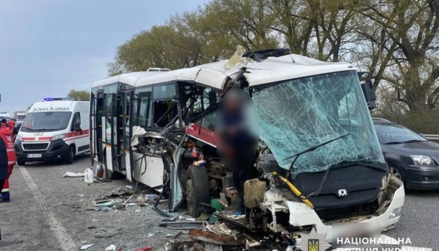 На Полтавщині автобус зіткнувся з вантажівкою, постраждали шестеро людей