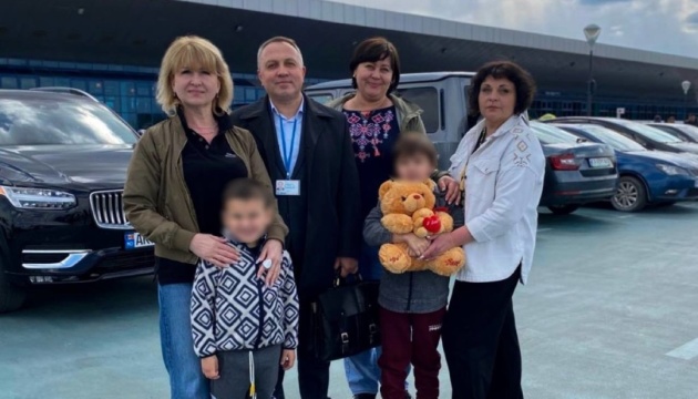 В Україну повернули двох дітей з Казахстану