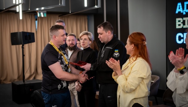 Буданов вручив держнагороди учасникам української збірної Ігор Нескорених