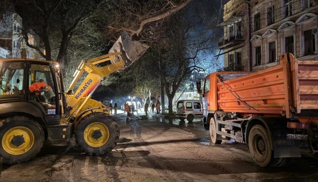 Загинуло подружжя, є влучання у будинки та торговельне судно: наслідки удару РФ по Одесі