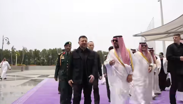 ゼレンシキー宇大統領、サウジアラビアに到着