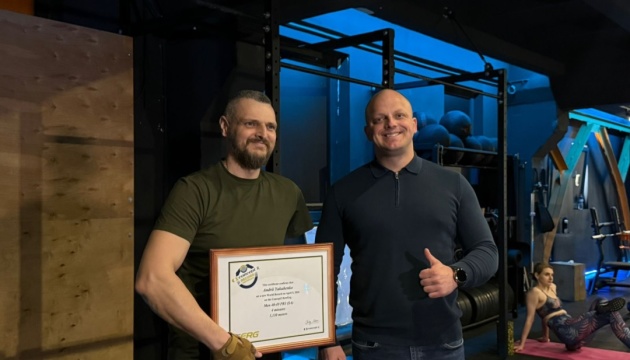 В Івано-Франківську ветеран Андрій Якубенко вдруге встановив світовий рекорд на адаптивному тренажері