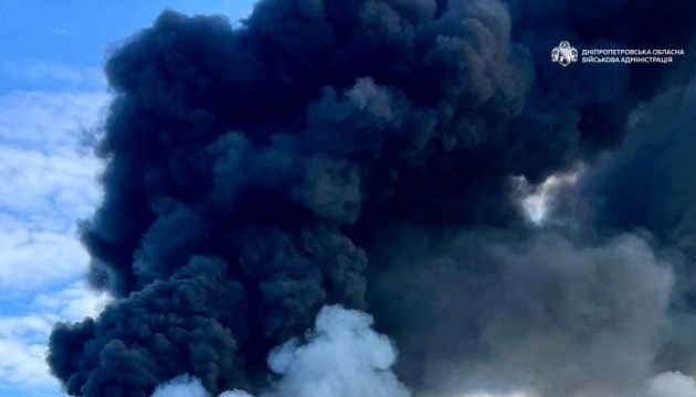 У Дніпрі росіяни влучили в автозаправку, горять три вантажівки