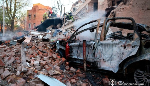 Bomb disposal experts in Dnipro recover Russian drone warhead from apartment