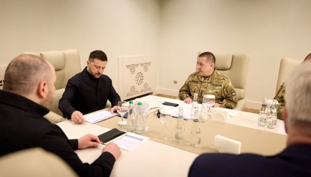 Зеленський зустрівся з українською експертною командою в Азербайджані