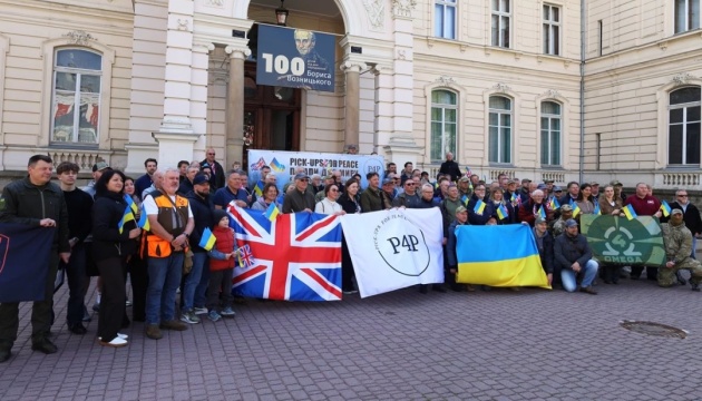 Британські фермери передали для українських військових ще 38 позашляховиків