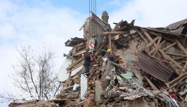 Рятувальники завершили аварійні роботи на місці зруйнованого через російський удар 4-поверхового будинку