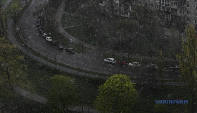 Сьогодні в Україні сильний вітер, подекуди дощ з мокрим снігом