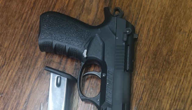 На харківському метро п'яний чоловік випустив постріл зі стартового пістолета