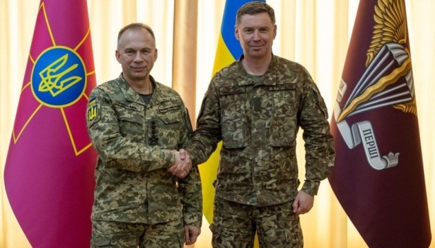Syrsky trata la estrategia asimétrica en el frente con el comandante de las Fuerzas Armadas de Letonia