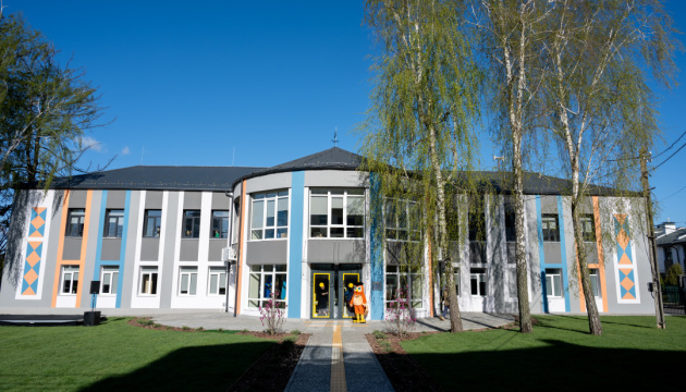 У Гостомелі відкрили відновлену коштом Європейського інвестбанку школу