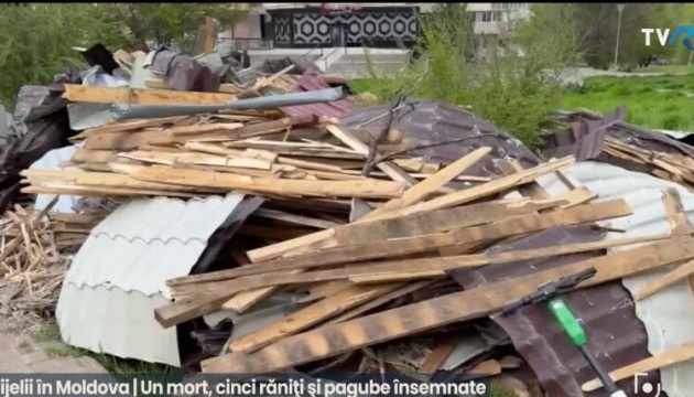 У Румунії сильні вітри спричинили руйнування та перебої в роботі електромережі, є загиблий