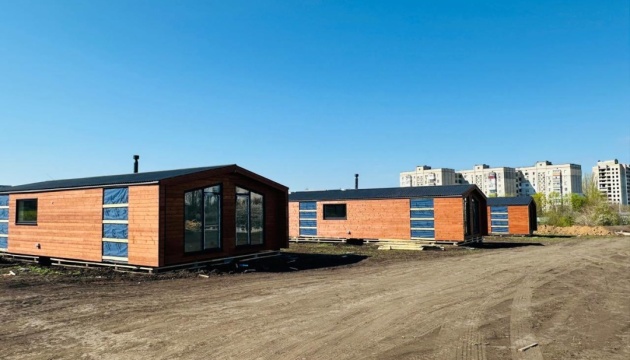У Первомайську завершили перший етап будівництва модульних будиночків для переселенців