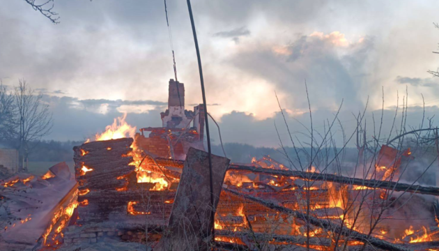 Дрони РФ били по Чернігівщині, горіли ангари і будинки