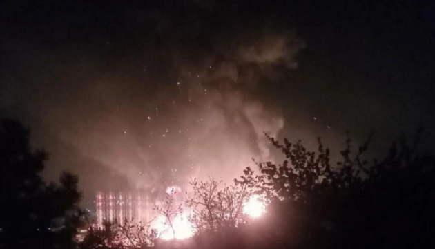 L’Ukraine frappe plusieurs cibles militaires russes dans les territoires occupés ainsi que la raffinerie russe de Touapsé