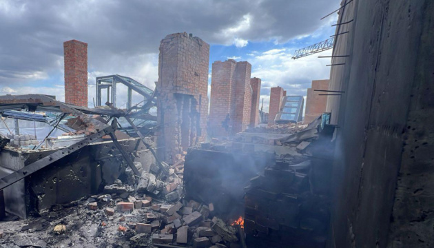 У Києві уламки БПЛА впали у двох районах, є постраждалий