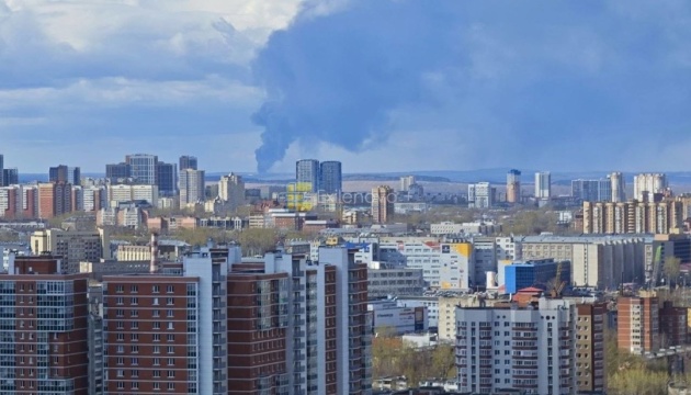 Les forces ukrainiennes frappent l’une des plus grandes raffineries de pétrole de Russie à Orsk