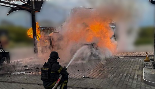 У Херсоні російські дрони атакували АЗС і таксі, постраждала жінка