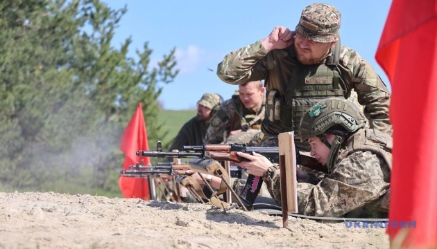 У Харківському обласному центрі підготовки громадян для національного спротиву тривають практичні заняття із стрілецької підготовки / Фото: В'ячеслав Мадієвський, Укрінформ
