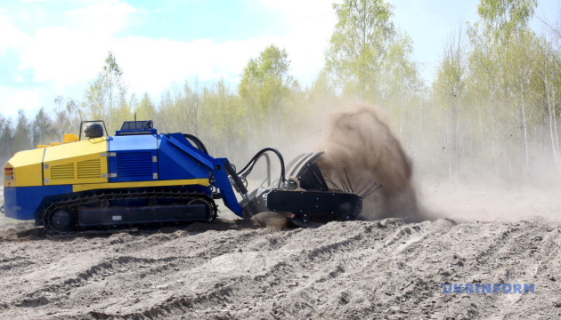 Роботизована машина розмінування Germina URCM-3000 під керуванням ветеранів-саперів очищає забруднені війною землі Київщини / Фото: Володимир Тарасов, Укрінформ