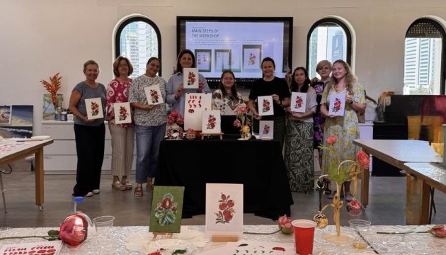 В Абу-Дабі іноземки вивчали техніку петриківки на майстер-класі від української майстрині