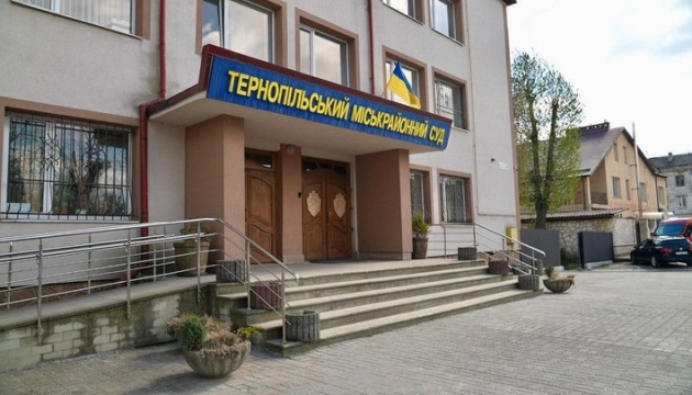 У Тернополі обирають запобіжний захід 15-річній школярці, яку підозрюють у замаху на вбивство