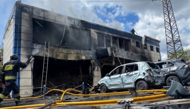 Guerre en Ukraine : un civil tué et onze autres blessés lors d’une attaque russe sur Dnipro