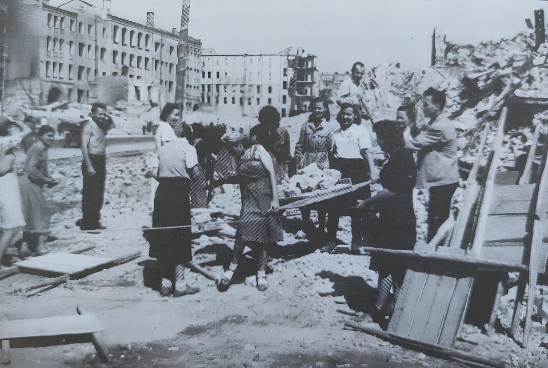 Добровольці розбирають завали на Хрещатику. 1944 або 1945 рік.