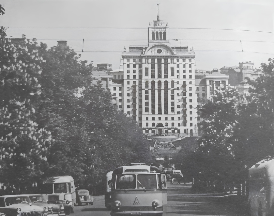 «Будинок із зіркою». Хрещатик, 25. 1950-ті роки. Фото Андрія Левченка.